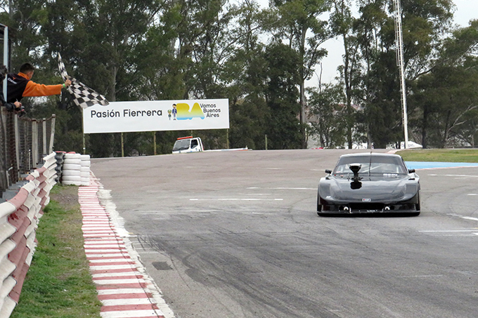 Leo Nowak ganó la final de los invitados con la Dodge del Fantasma Negro.